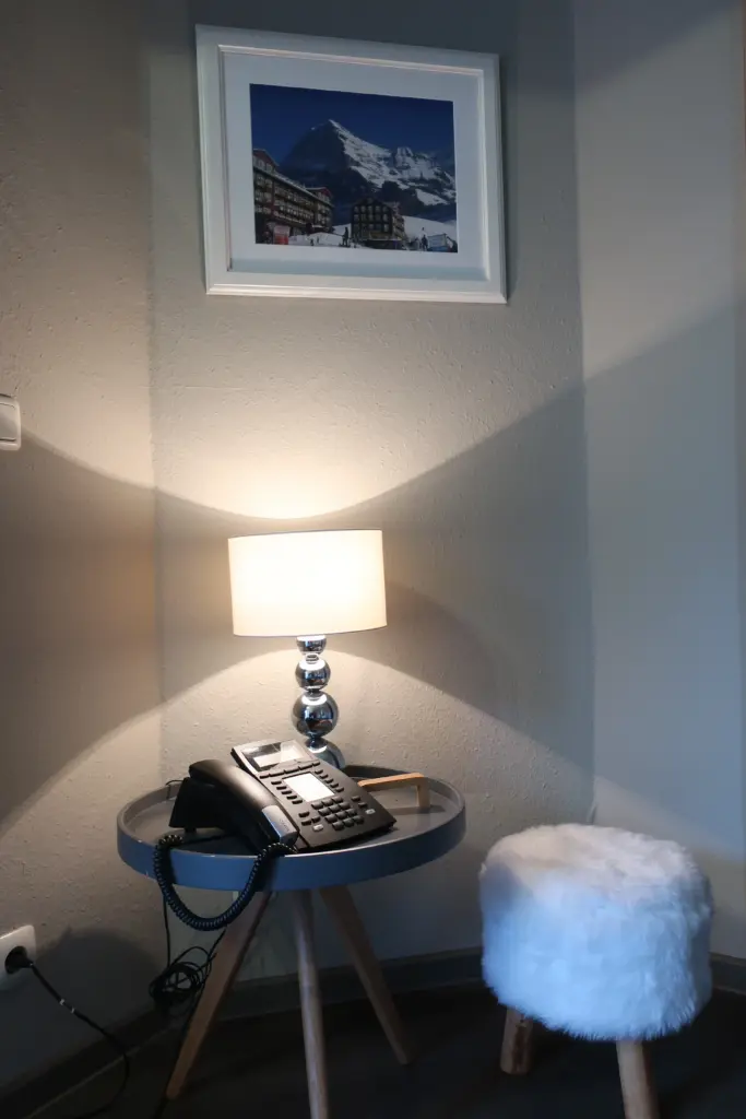 Nachttisch mit Lampe und Telefon im Hotelzimmer