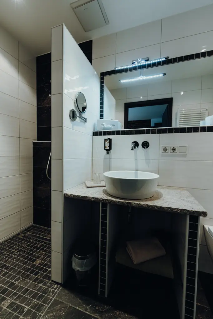 Modernes Badezimmer mit Waschbecken und Spiegel